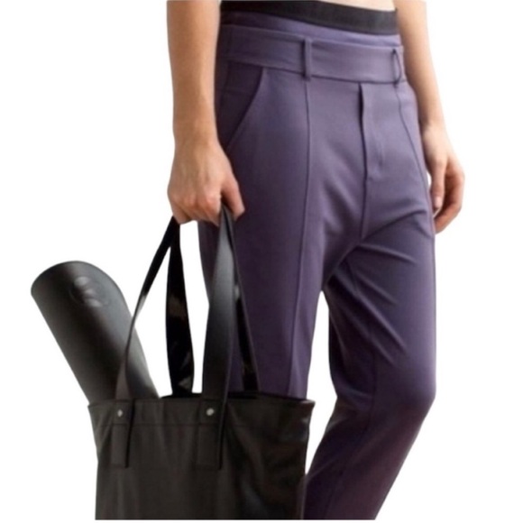 Lululemon Exquisite Trouser Crop in Nightfall
Size 8 - Picture 3 of 5